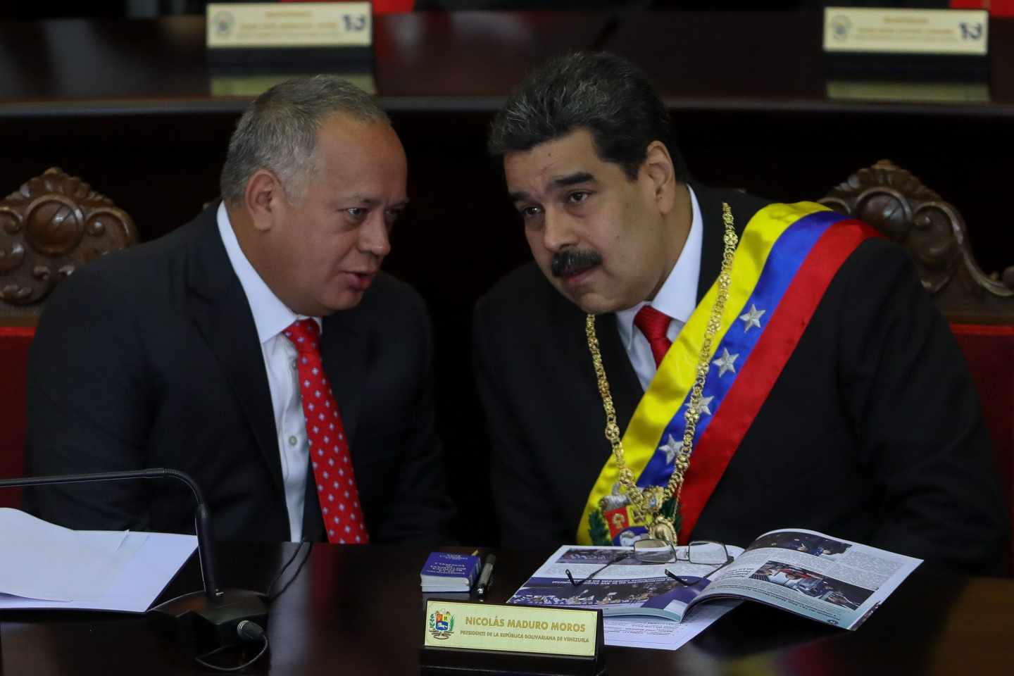 Maduro, con la banda presidnecial, junto a Diosdado Cabello.