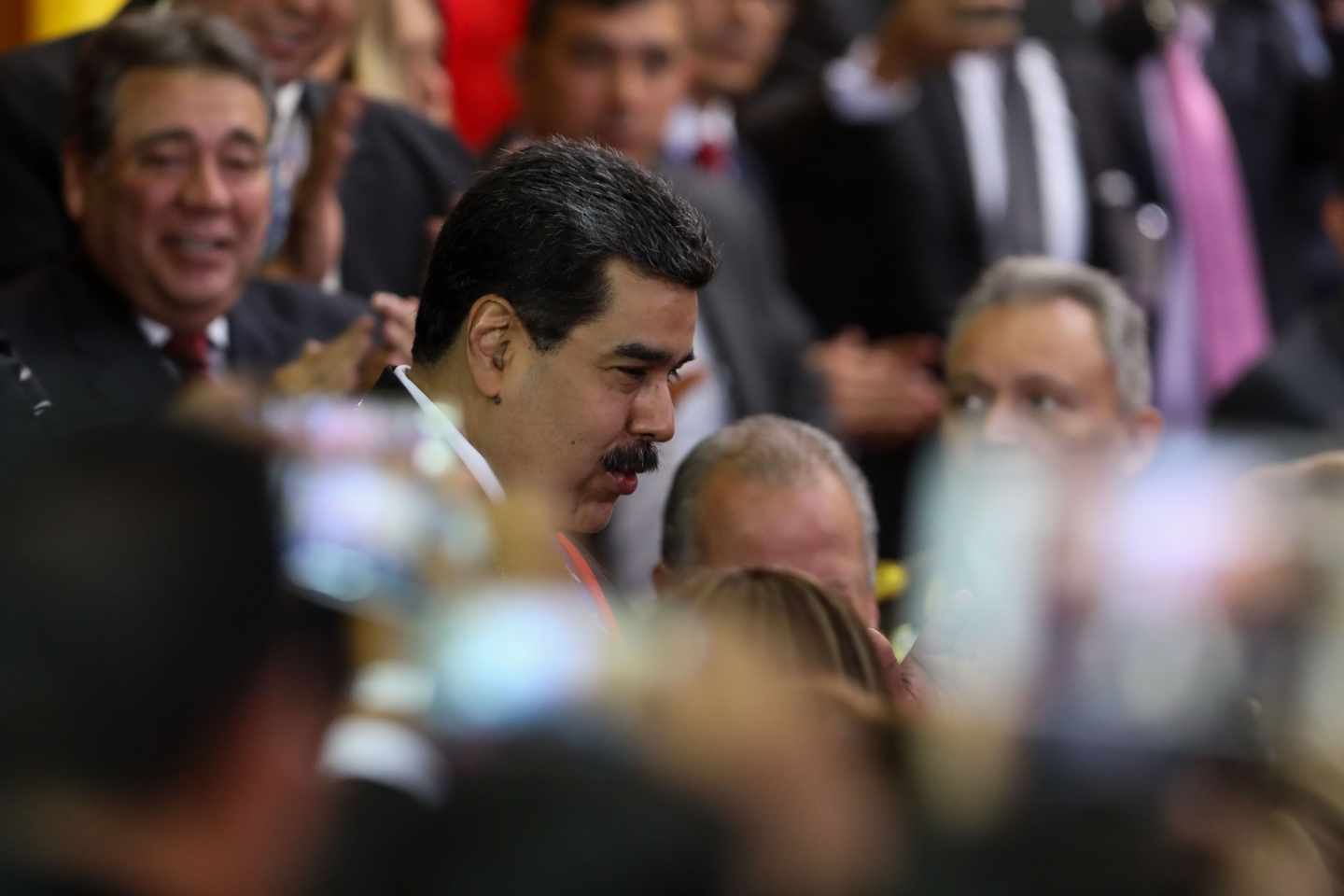 Nicolás Maduro (c), llega a la ceremonia de apertura al año judicial, este jueves en Caracas (Venezuela). Maduro se presentó a la sede del Tribunal Supremo de Justicia (TSJ) para recibir el respaldo de los magistrados, en medio de la crisis de legitimidad que atraviesa y tras la autoproclamación del diputado Juan Guaidó como presidente encargado.