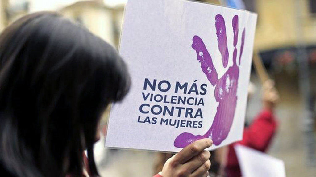 Pancarta contra la violencia de género que dice: "No más violencia contra las mujeres"