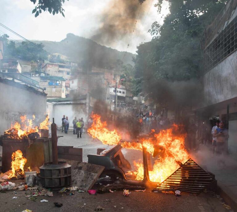 Detienen a un grupo de militares que se ha sublevado contra Maduro en Caracas