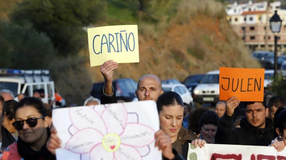 Marcha de los vecinos de Totalán en apoyo a la familia de Julen y de los rescatadores.