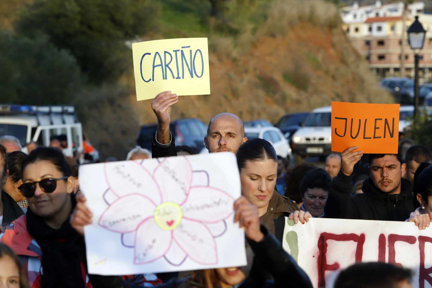 Marcha de los vecinos de Totalán en apoyo a la familia de Julen y de los rescatadores.