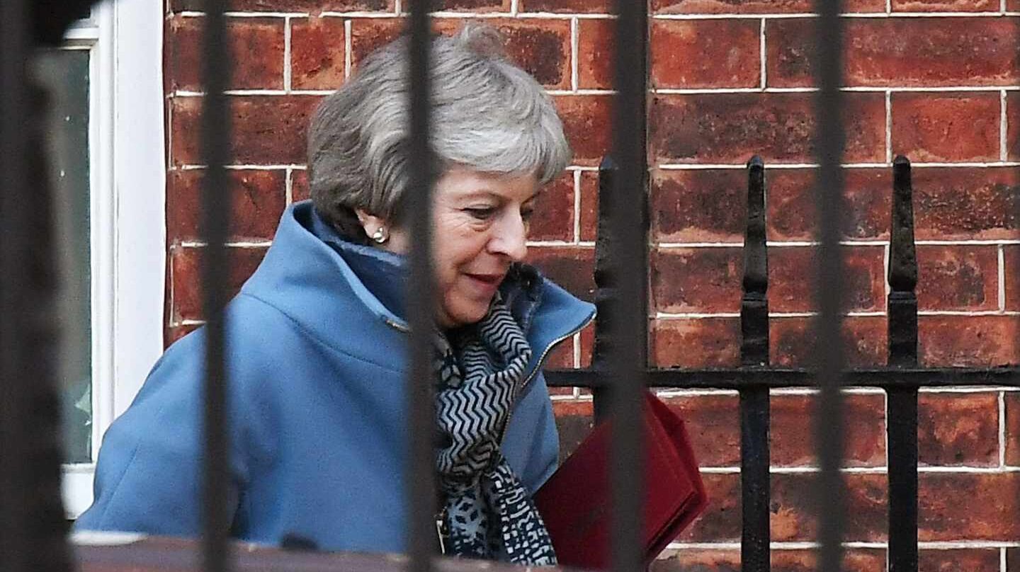 La primera ministra británica, Theresa May, sale del 10 de Downing Street.