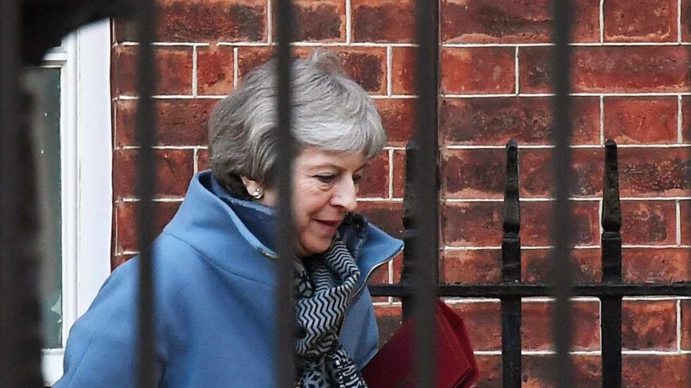 La primera ministra británica, Theresa May, sale del 10 de Downing Street.