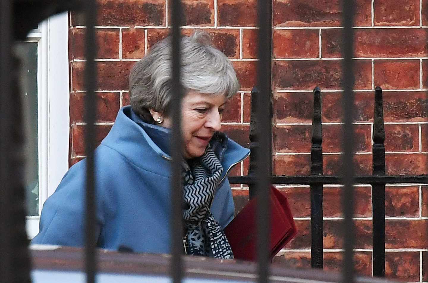 La primera ministra británica, Theresa May, sale del 10 de Downing Street.