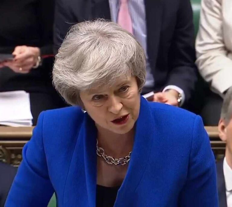 May gana por 19 votos la moción de censura laborista por el Brexit