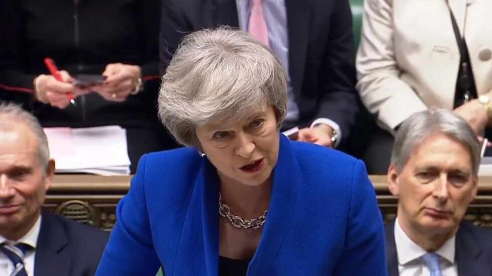 La primera ministra británica, Theresa May, responde al líder opositor, Jeremy Corbyn,, en el Parlamento.
