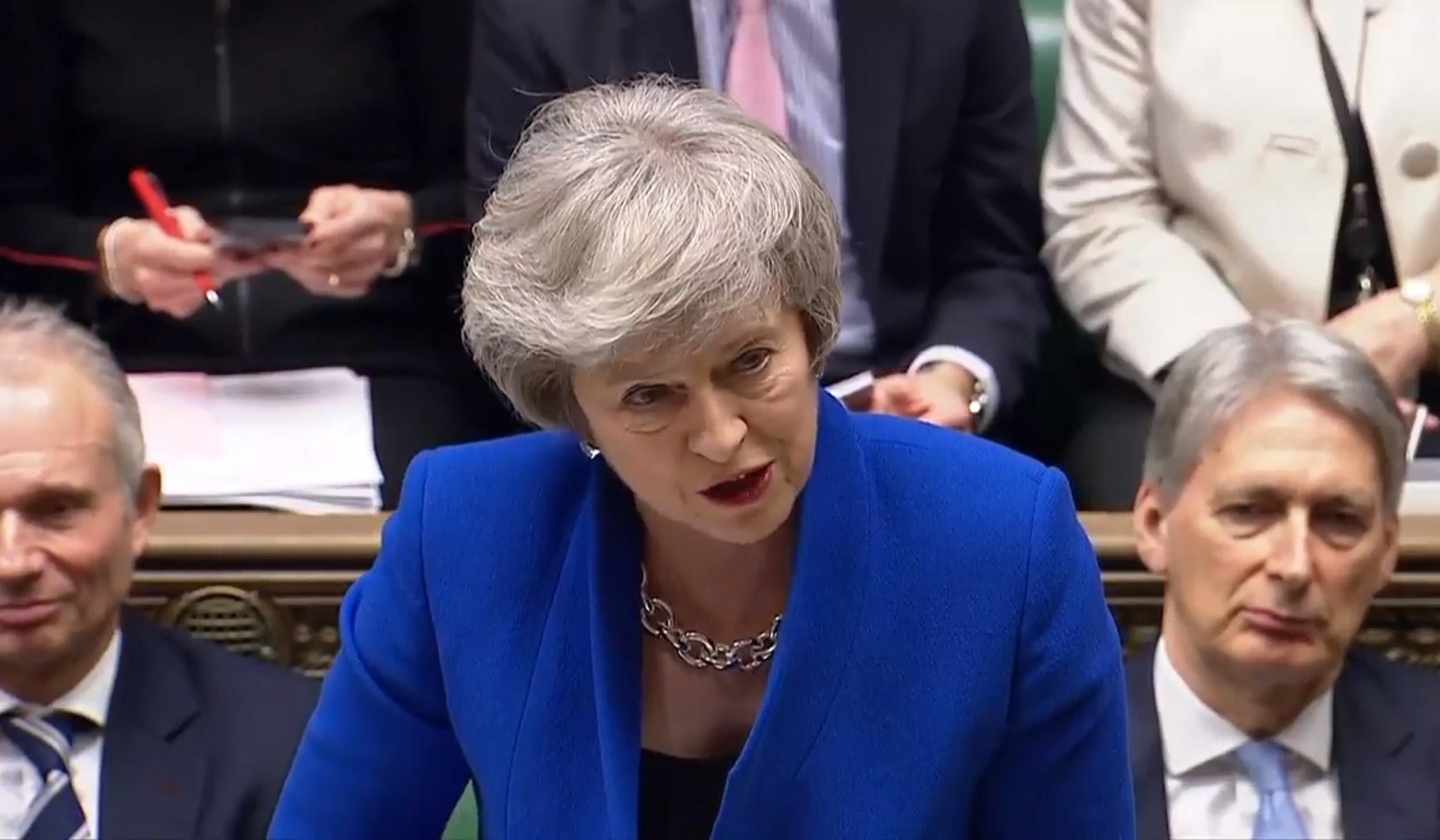 La primera ministra británica, Theresa May, responde al líder opositor, Jeremy Corbyn,, en el Parlamento.
