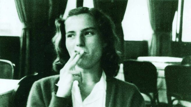 Carmen Laforet (c). Archivo Ediciones Destino.