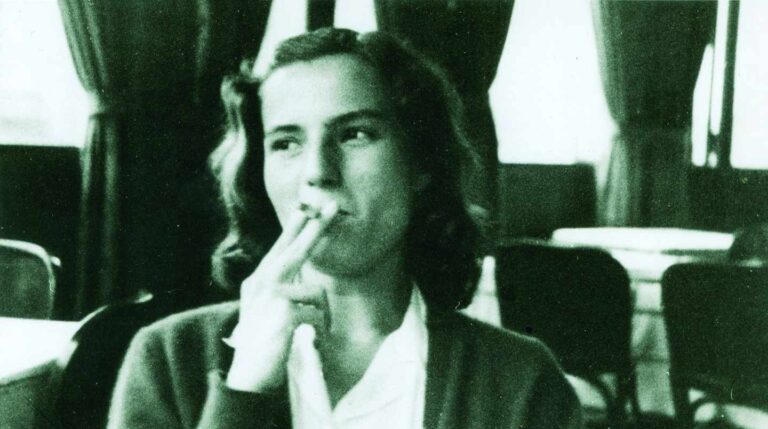 Carmen Laforet (c). Archivo Ediciones Destino.