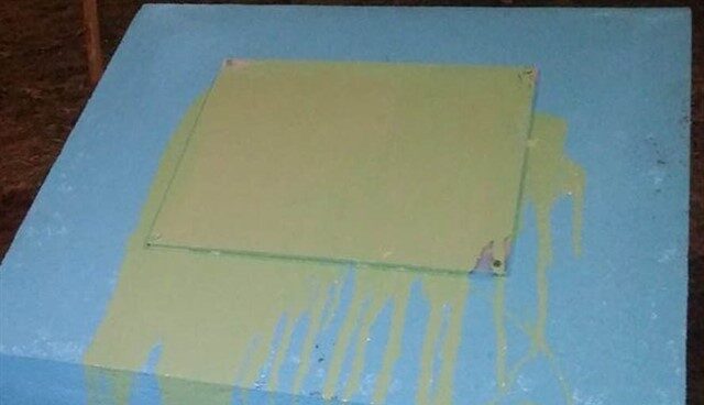 La placa homenaje a Sandra Palo cubierta de pintura.