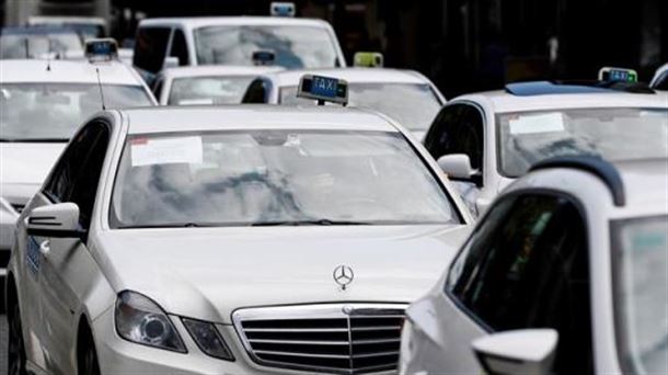 La vía vasca para solucionar la guerra del taxi: un acuerdo sin "confrontación en la calle"