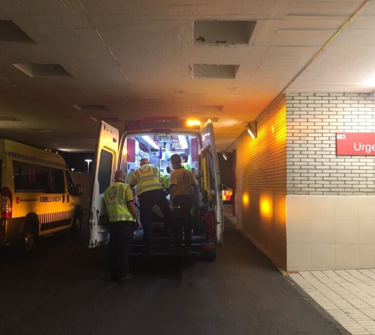 Una joven salta por una ventana desde un cuarto piso en Madrid y sale casi ilesa