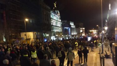 Los taxistas lanzan huevos contra un acto sobre el Holocausto en el que participan candidatos del PP