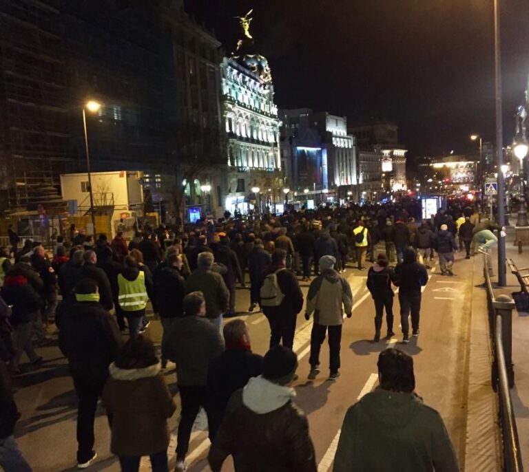 Los taxistas lanzan huevos contra un acto sobre el Holocausto en el que participan candidatos del PP