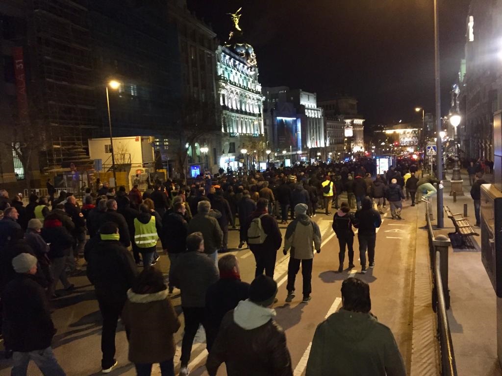 Los taxistas caminan por la calle de Alcalá (Madrid).