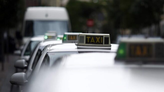Fila de taxis en Madrid.