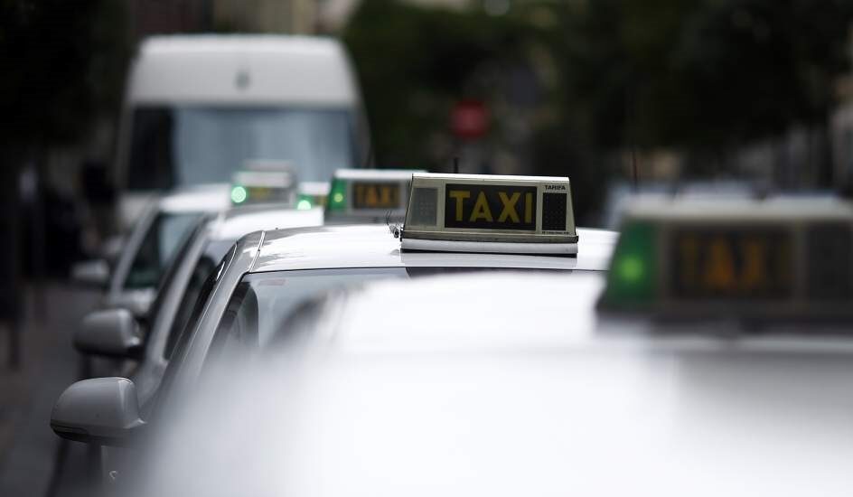 Fila de taxis en Madrid.
