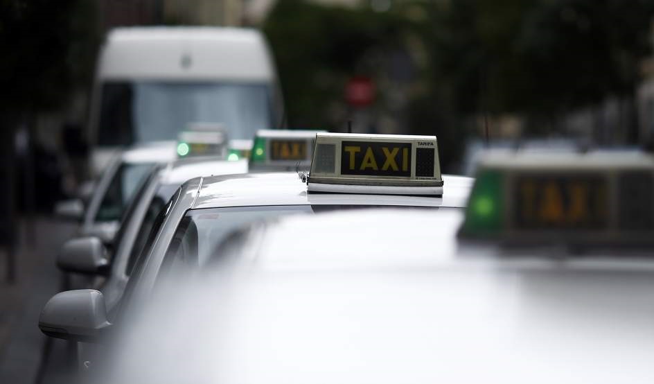 Fila de taxis en Madrid.