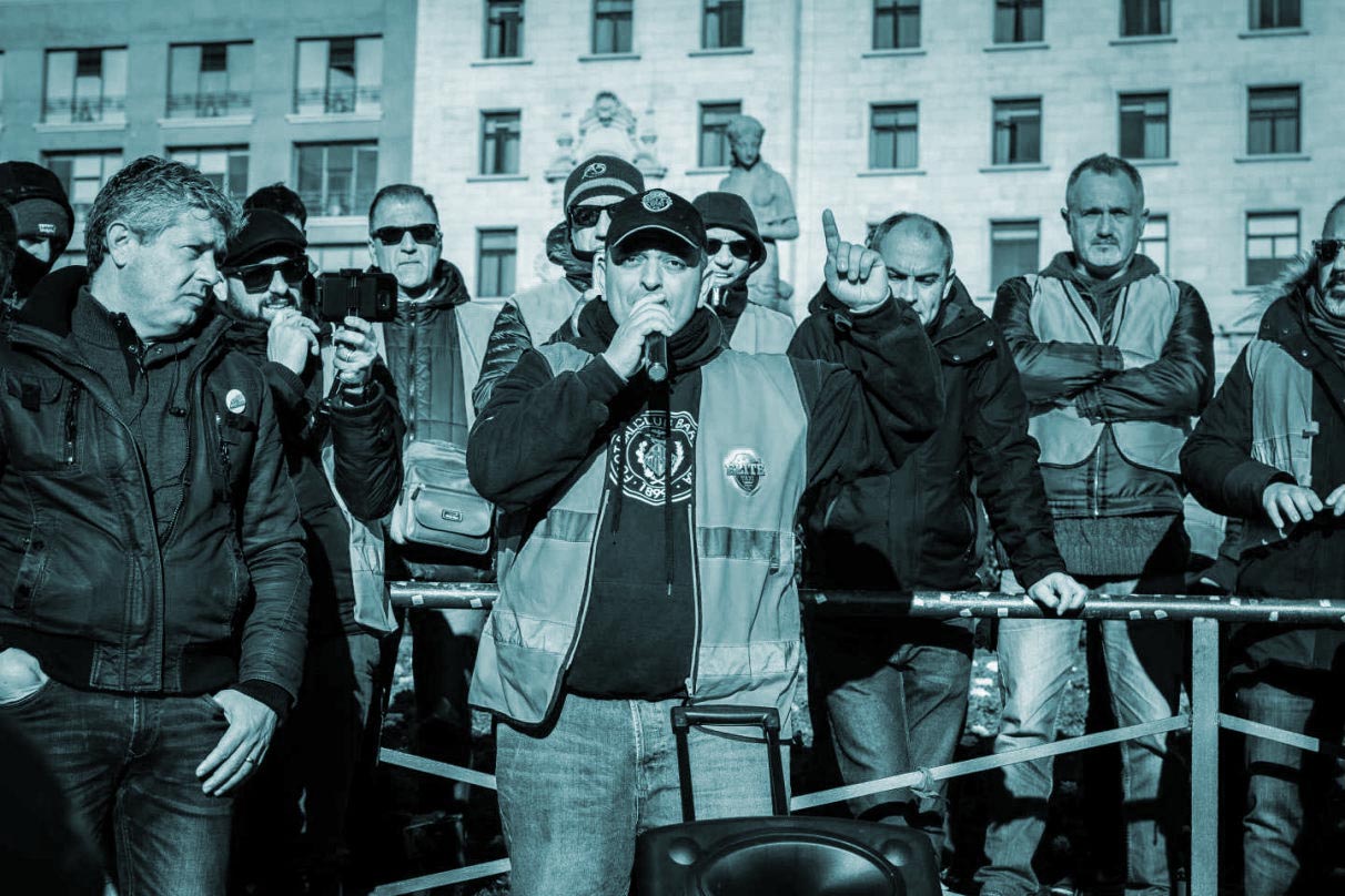 El portavoz de la Asociación Profesional Élite Taxi, Tito Alvarez, durante una asamblea en Barcelona.