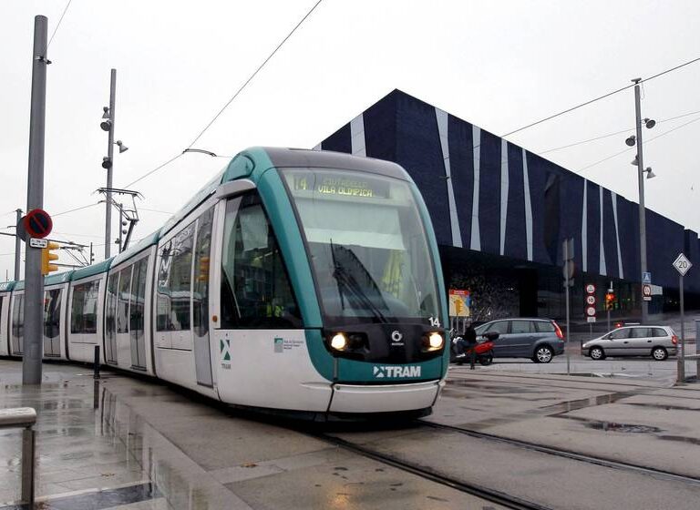 Un accidente en un tranvía causa cuatro heridos en una estación de Barcelona