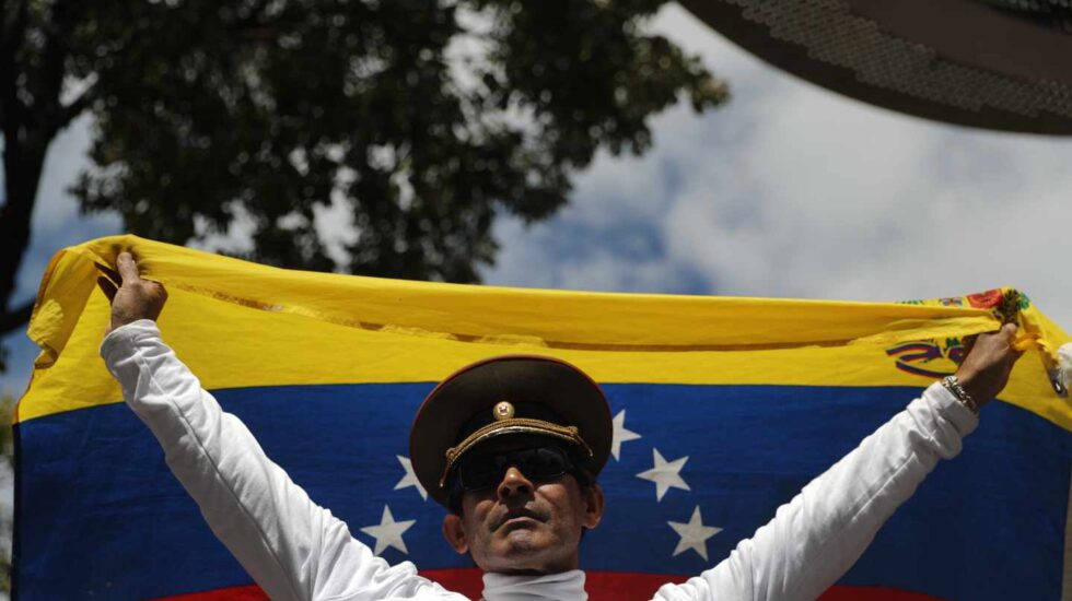 Un simpatizante de Guaidó, en un guiño a los militares, en una concentración en Caracas.