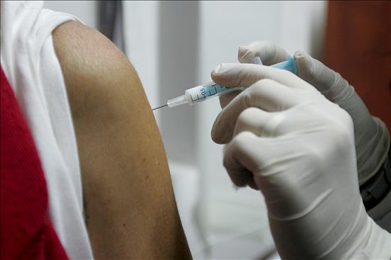 Vacunación de una persona con gripe.