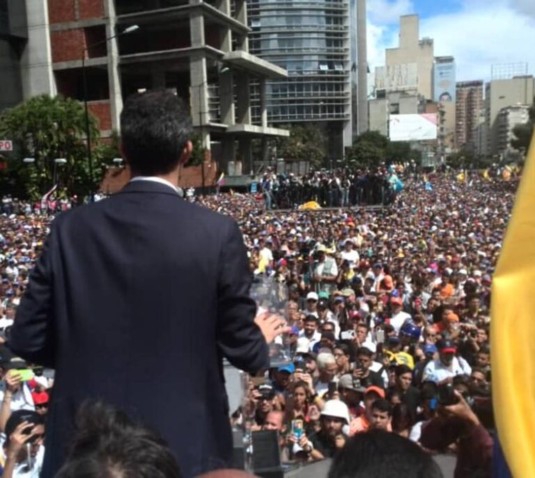 Juan Guaidó reta a Maduro y jura como presidente de Venezuela