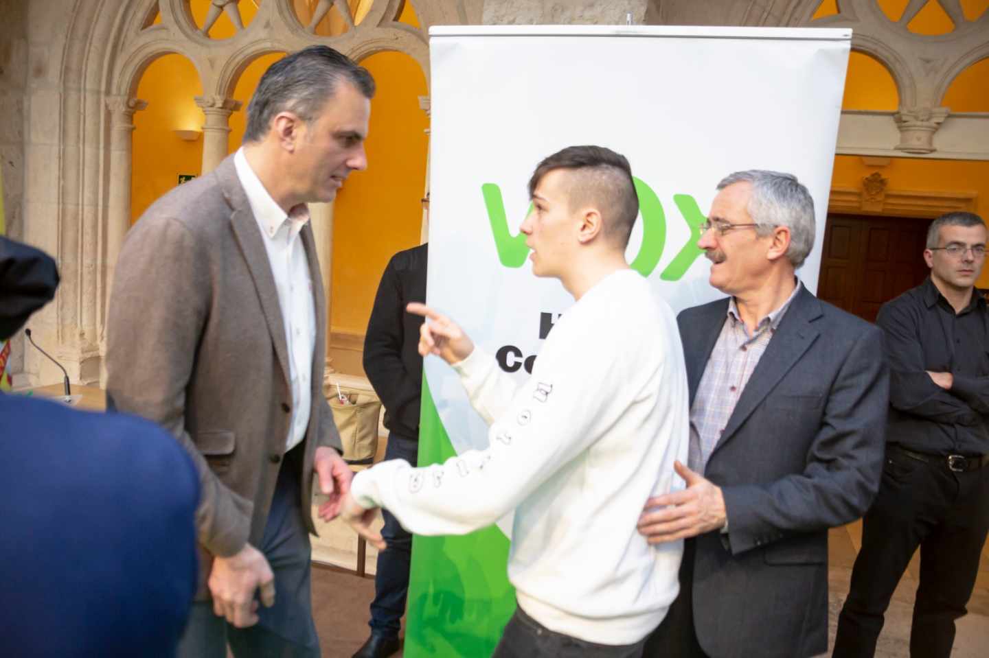 Momento de tensión entre un joven y Javier Ortega Smith en un acto en Burgos.