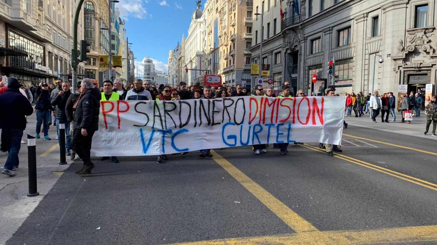 Taxistas en huelga cortan la Gran Vía de Madrid.