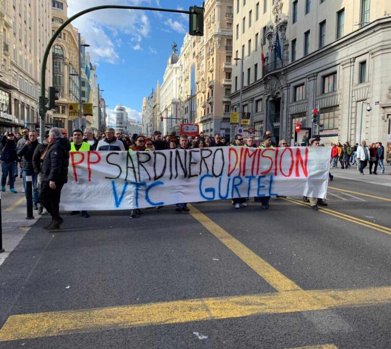 Los taxistas 'asaltan' el Puerto de Barcelona y cortan la Gran Vía de Madrid