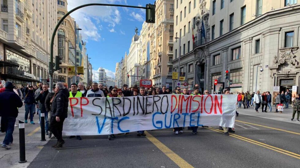 Taxistas en huelga cortan la Gran Vía de Madrid.