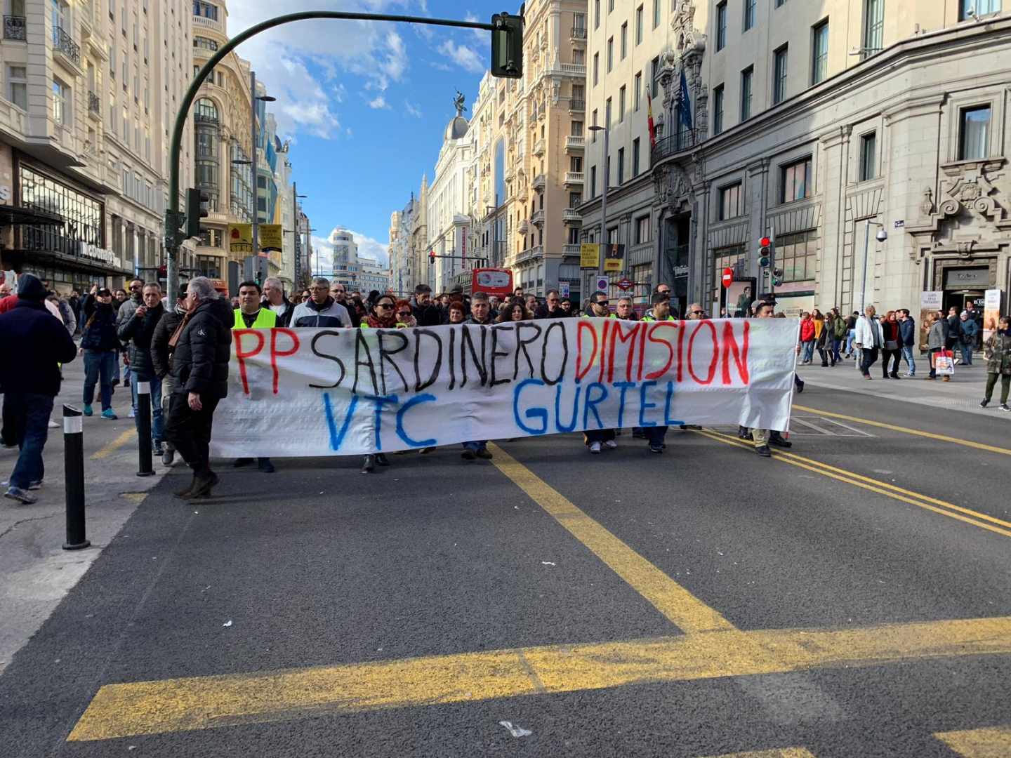 Taxistas en huelga cortan la Gran Vía de Madrid.