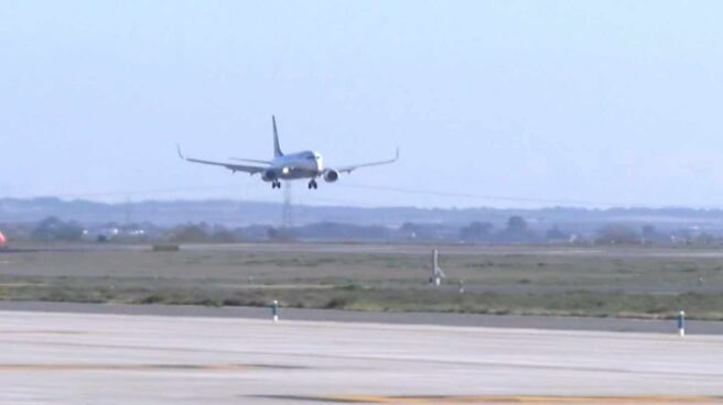 Aterriza el primer avión en el Aeropuerto Internacional de Murcia