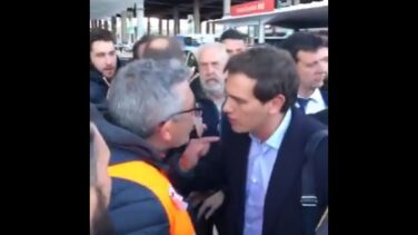 Albert Rivera, perseguido e insultado por los taxistas al llegar a Atocha