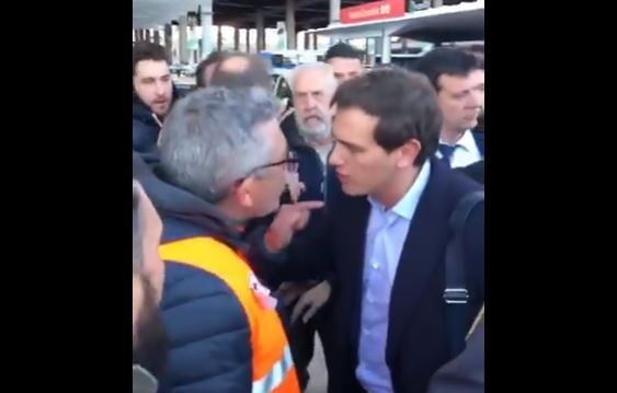 Albert Rivera, encarado con uno de los taxistas en Atocha.