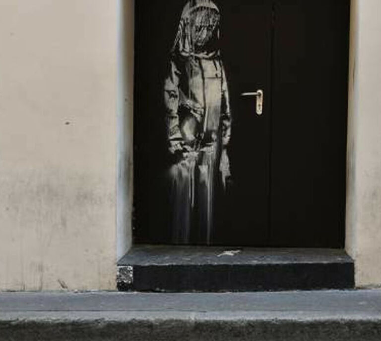 Roban en París una obra de Bansky en homenaje a las víctimas de Bataclan