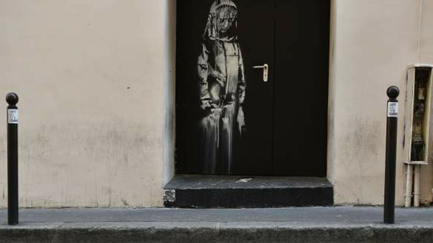 La obra de Banksy en la puerta de Bataclan