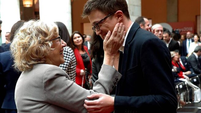 Guerra de balcones: el PP estudia denunciar los carteles de Carmena y Errejón