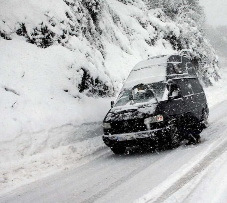 Catorce comunidades siguen en alerta por nieve, lluvia, frío, olas o viento