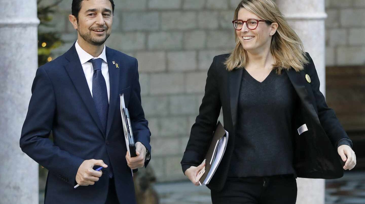 El consejero de Territorio y Sostenibilidad, Damiá Calvet, acompañado por la consejera de la Presidencia, Elsa Artadi.