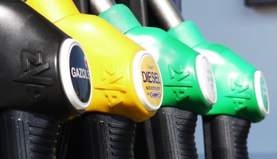 Mangueras para repostar en un surtidor de carburantes. Las ventas de coches de gasolina superan a las de diésel en 2018 por primera vez en 20 años.