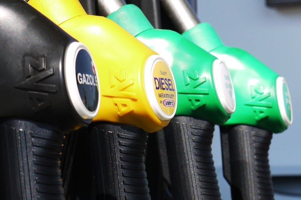 Mangueras para repostar en un surtidor de carburantes. Las ventas de coches de gasolina superan a las de diésel en 2018 por primera vez en 20 años.