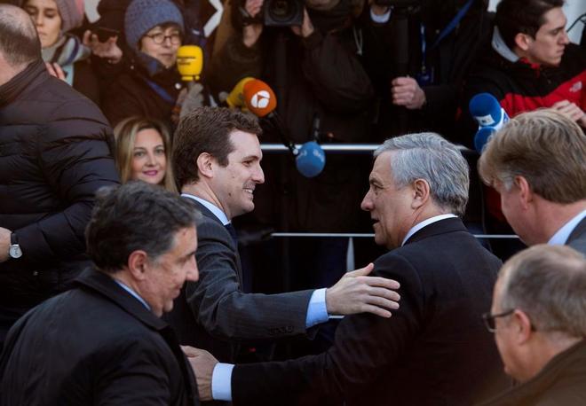 Casado saluda a Tajani en uno de sus viajes al Parlamento Eurpoeo