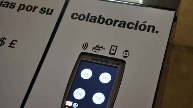 Atril electrónico con el que se podrán pagar limosnas y donativos con tarjeta electrónica o el móvil en varias iglesias de Bilbao.