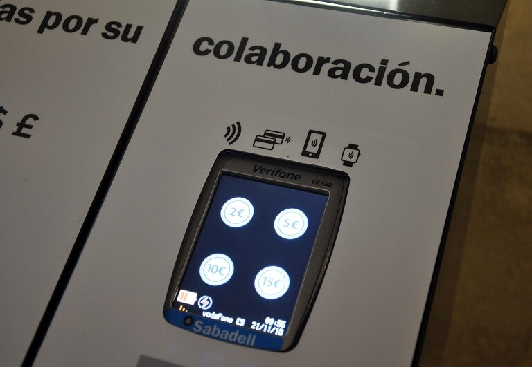 Cepillos electrónicos y 'limosnas 4.0' en las iglesias de Bilbao