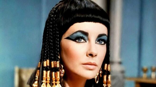 Elizabeth Taylor como Cleopatra.