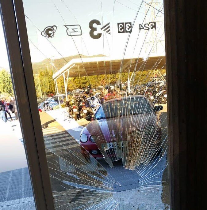 Un hombre empotra premeditadamente su coche contra las instalaciones de TV3