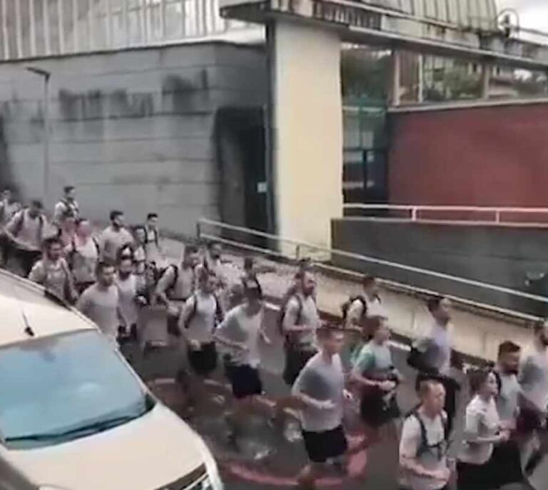 Defensa ve "cohesión de grupo" en el grito "no hay huevos para vencerla" en un entrenamiento militar