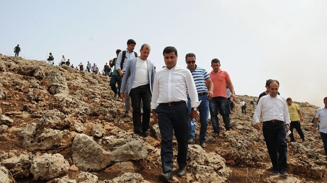 demirtas_hdp Selahattin Demirtas (en el centro, con camisa blanca), en la frontera turcosiria en el año 2015.